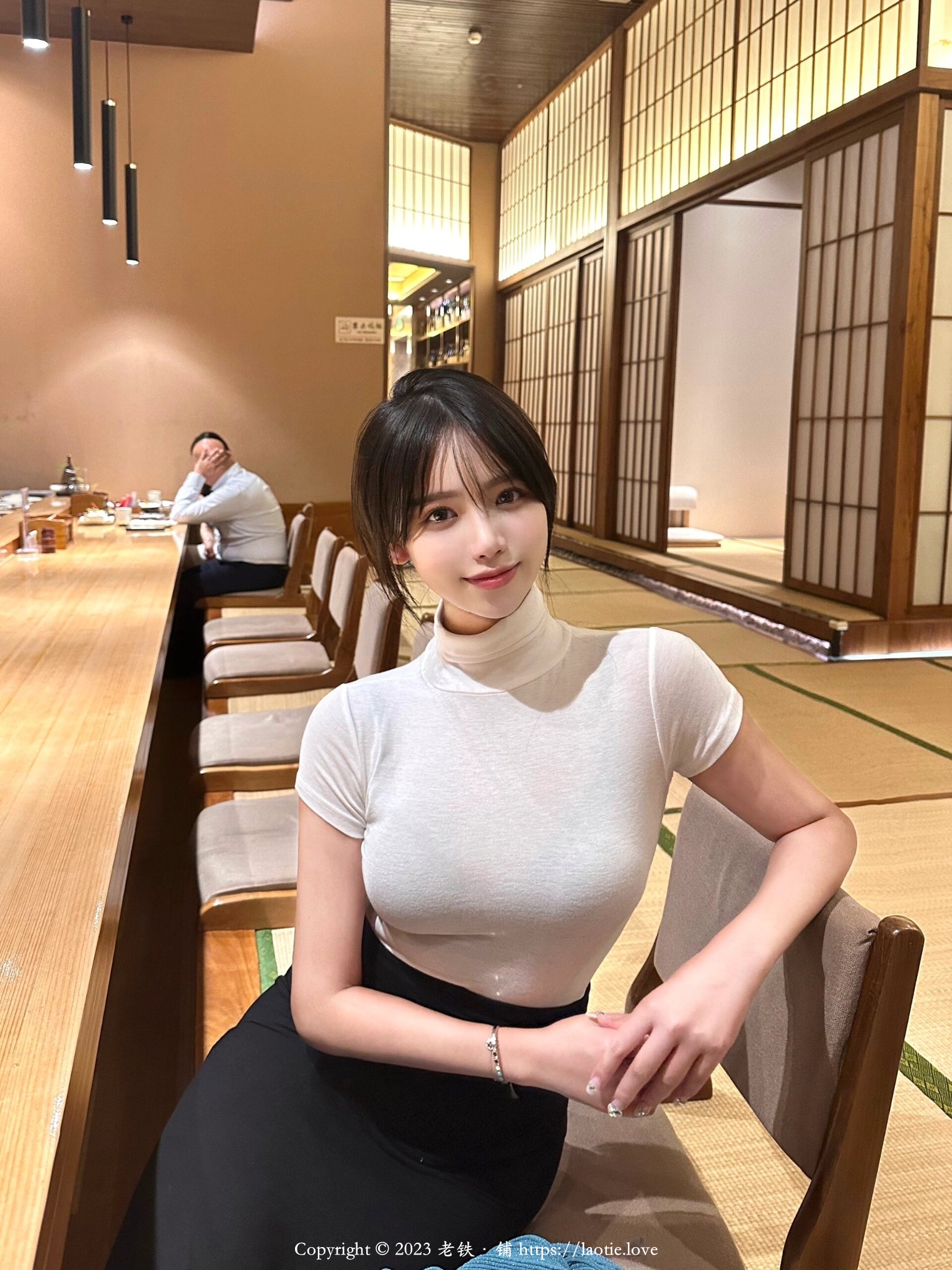 日本餐厅里面的豪乳少妇